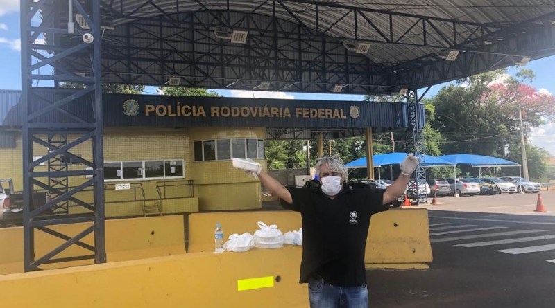 Mecânico distribui marmitas para caminhoneiros no interior do Paraná