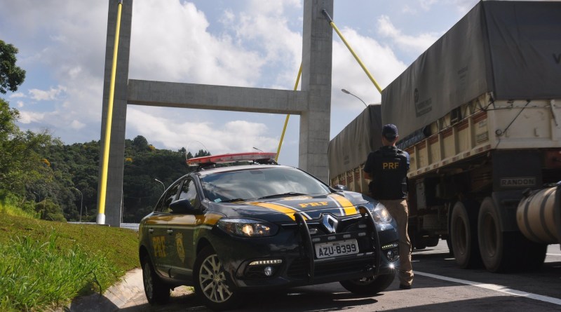 Caminhoneiro é sequestrado por meia hora, mas é salvo pela PRF no Paraná