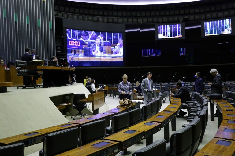 Câmara aprova em primeiro turno adiamento das eleições municipais