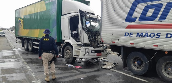 Acidente em Araucária: motorista sofre mal súbito, bate em caminhão e morre