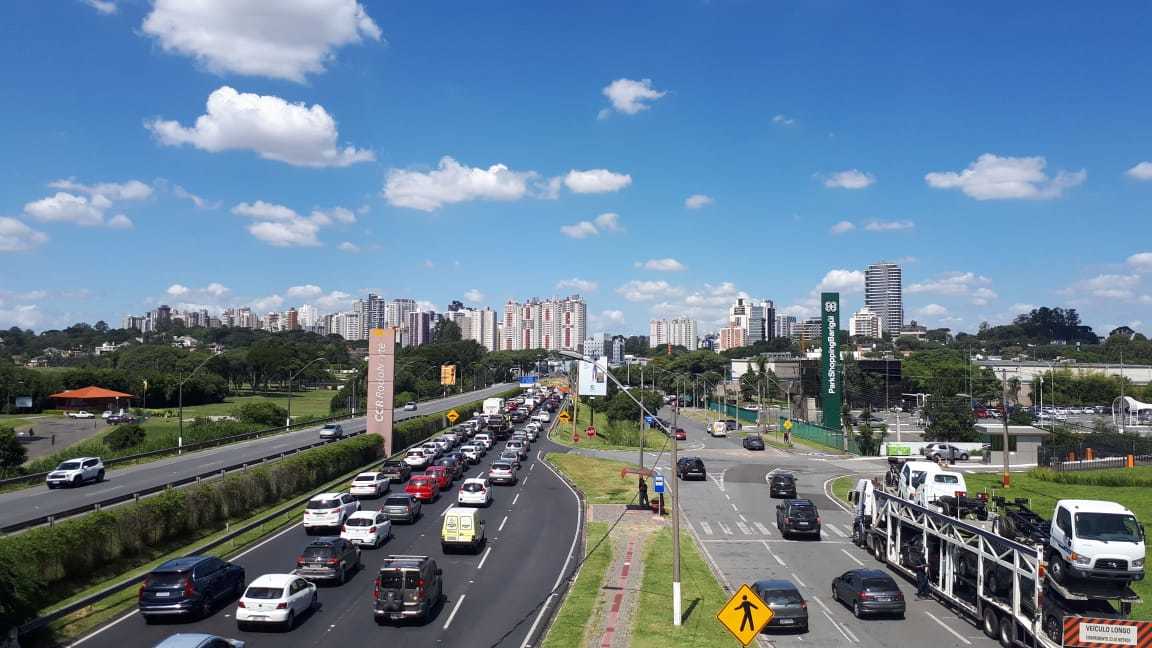 Acidente com moto deixa um ferido e gera congestionamento na BR-376, em Curitiba