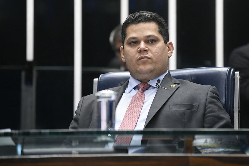 Alcolumbre cobra responsabilidade de Bolsonaro após apoio às manifestações