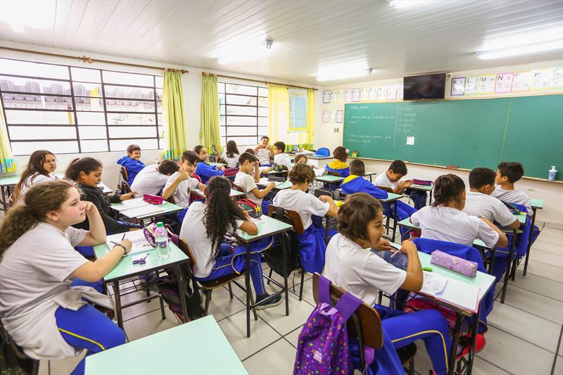 Crise em Curitiba faz 2 mil alunos migrarem de escolas particulares para municipais
