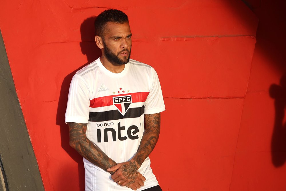 Daniel Alves posa com nova camiseta do Tricolor. (Divulgação / São Paulo)
