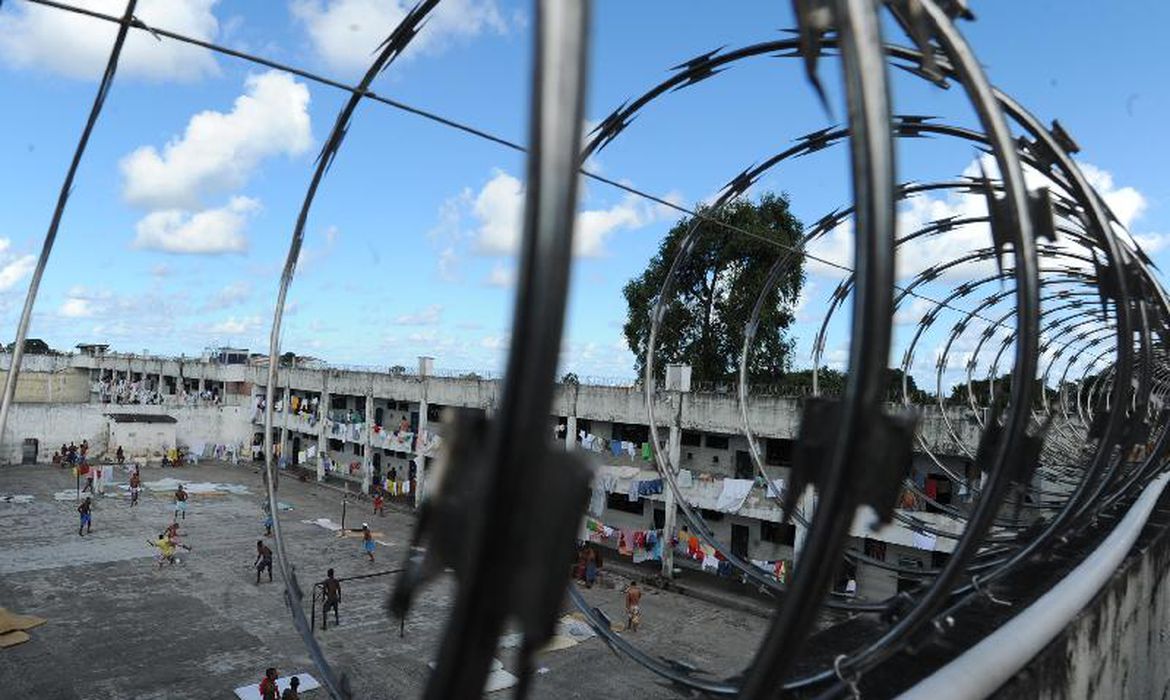 Presos fazem rebelião com reféns na Penitenciária de Ponta Grossa