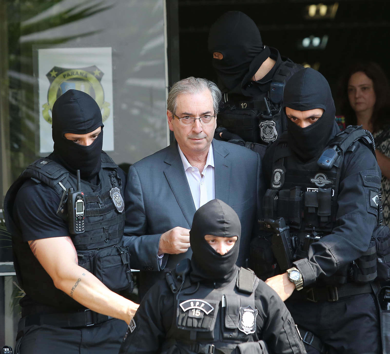 O presidente cassado da Câmara dos Deputados, Eduardo Cunha (PMDB-RJ), que foi preso dia 19.10, deixa o IML após realizar corpo de delito (Giuliano Gomes/Folhapress)