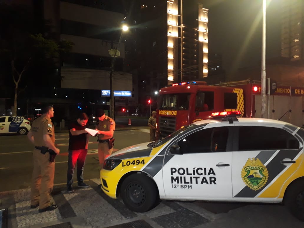 Homem é resgatado após ficar preso por uma hora em agência bancária de Curitiba