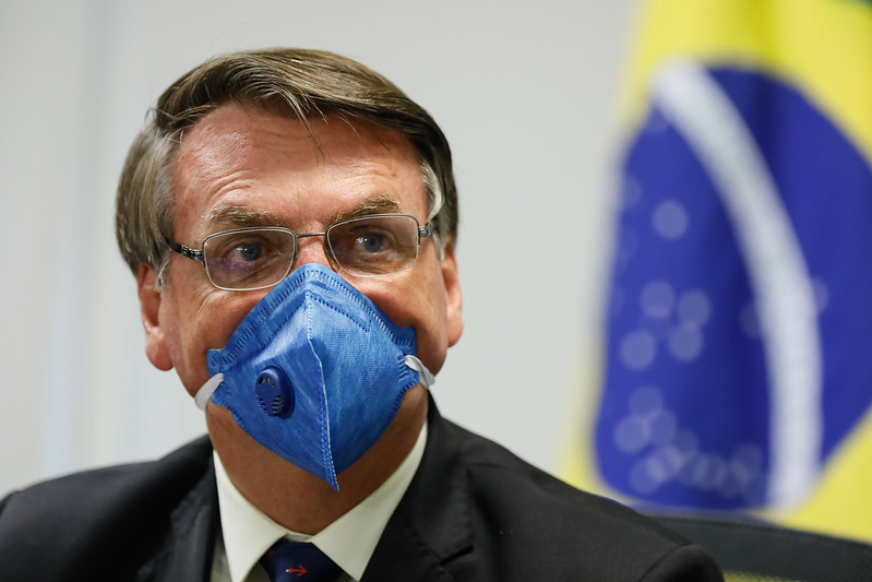 Depois da facada, gripezinha não vai me derrubar, diz Bolsonaro sobre coronavírus