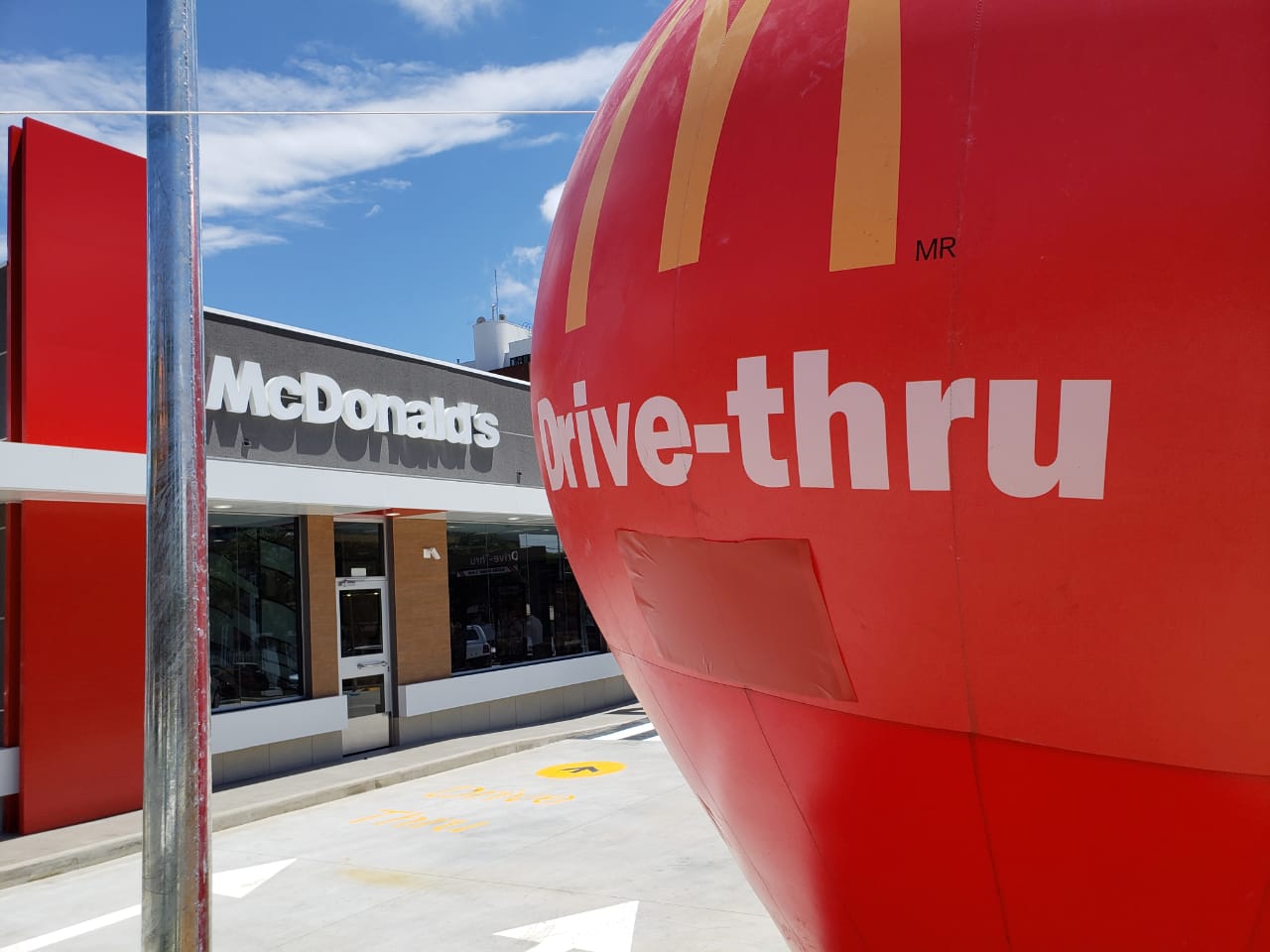McDonalds não vai fechar pelo coronavírus, mas opera apenas por delivery e drive thru