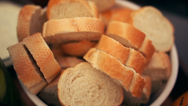 Pão francês pode ficar 10% mais caro no Paraná por causa da alta do dólar