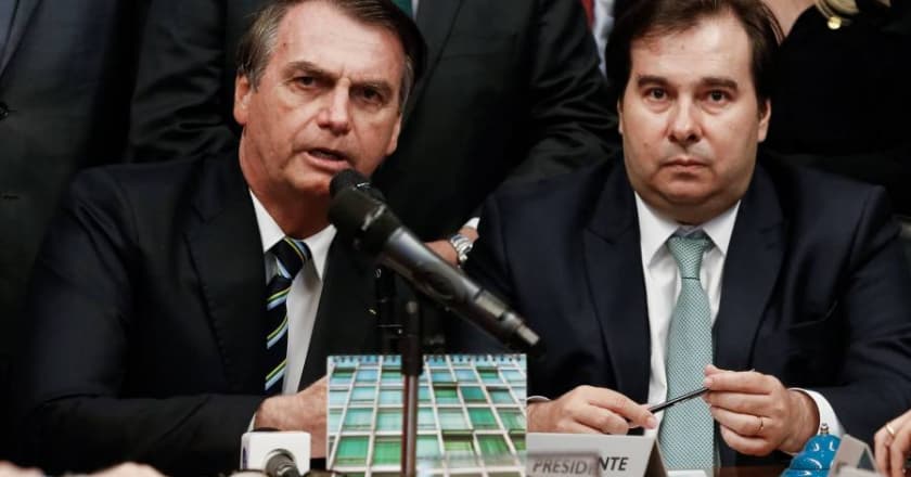 Jair Bolsonaro e Rodrigo Maia trocam farpas via imprensa "está enfiando a faca no governo”