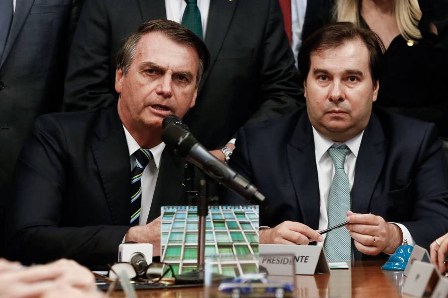 Jair Bolsonaro e Rodrigo Maia trocam farpas via imprensa está enfiando a faca no governo”