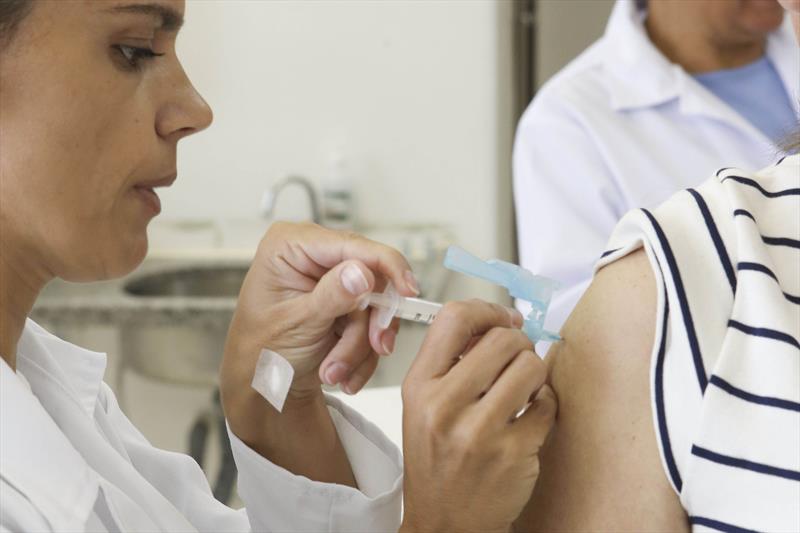 Vacina contra gripe começa a ser aplicada em caminhoneiros em Curitiba