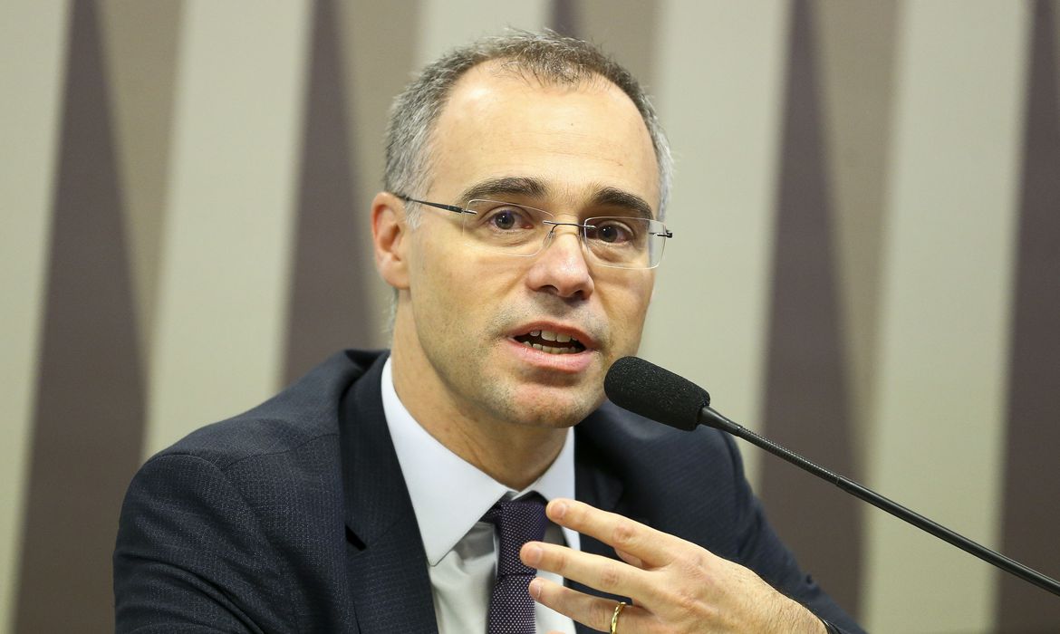 André Mendonça é nomeado por Bolsonaro e substitui Moro como ministro da Justiça