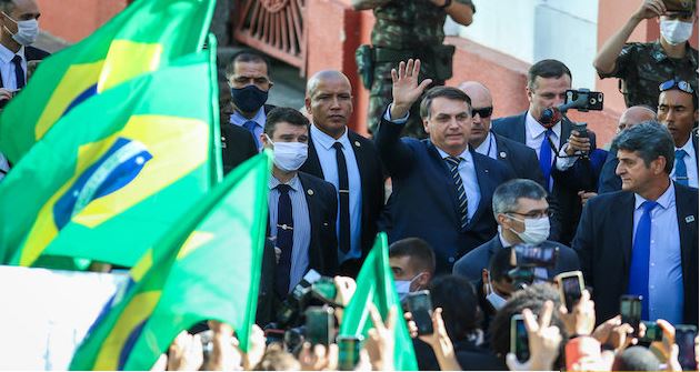 Bolsonaro é recebido com panelaços e aglomeração de militantes em Porto Alegre