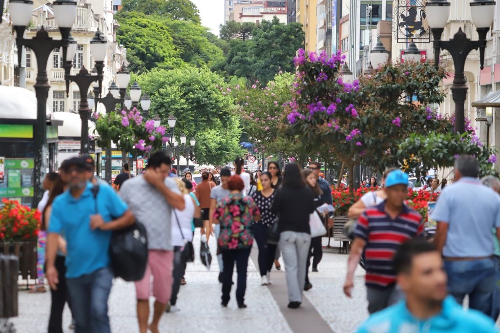 Curitiba vai orientar reabertura do comércio de rua e uso de máscara será obrigatório