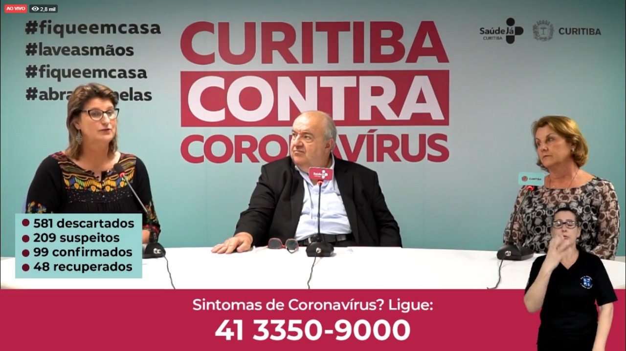 A infectologista Marion Buger, o prefeito Rafael Greca e a secretária da Saúde, Márcia Huçulak divulgam o boletim do coronavírus. (Reprodução / Facebook)