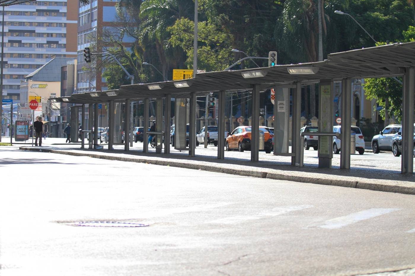 Movimentação no centro de Curitiba, cartaz Coronavirus
Foto: Geraldo Bubniak/AGB