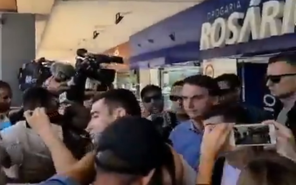 Bolsonaro culpa jornalistas por aglomeração após visitar farmácia e hospital