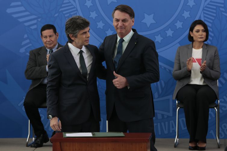 Abrir para o comércio é um risco que eu corro, diz Bolsonaro na posse de Teich