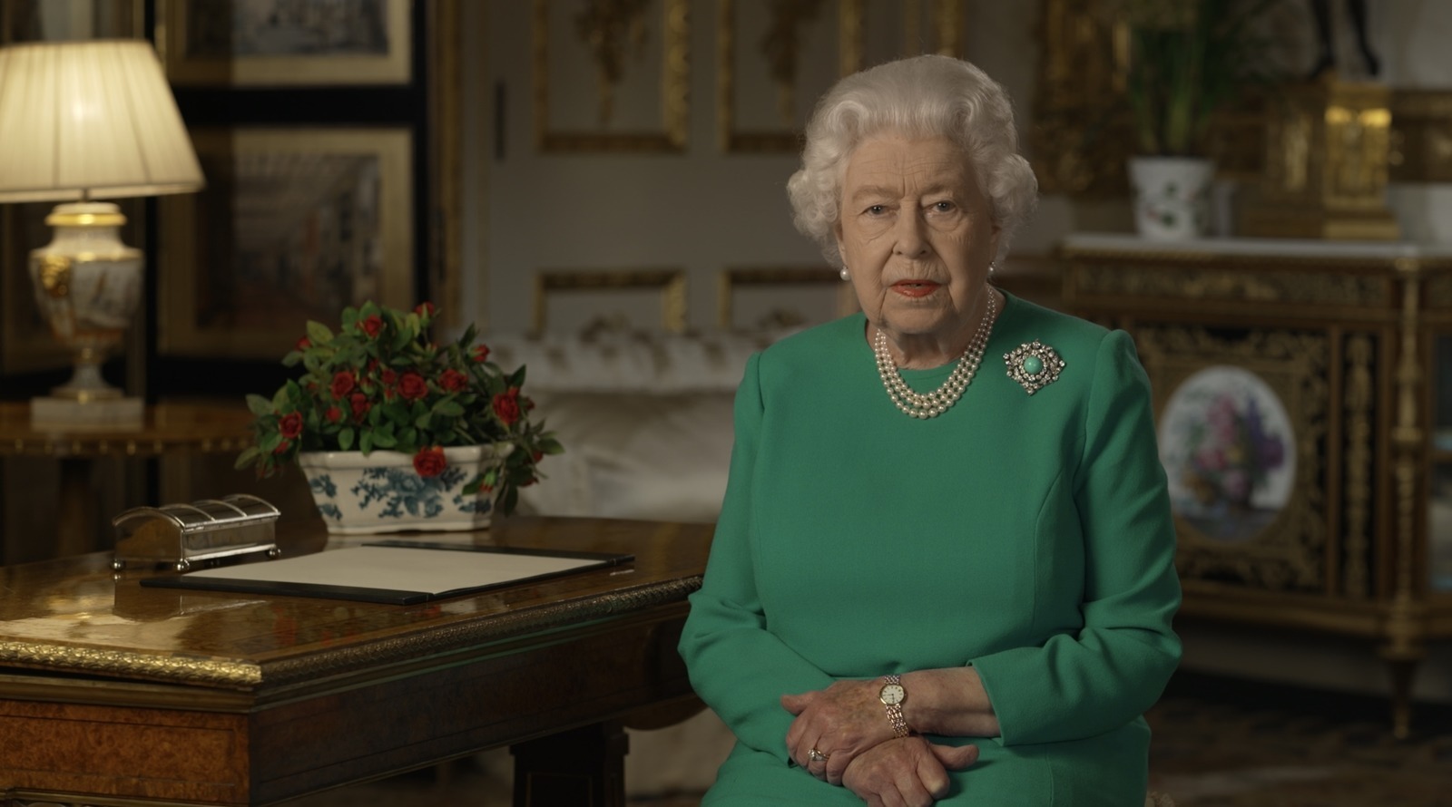 Rainha Elizabeth faz pronunciamento histórico e ressalta isolamento na luta ao coronavírus