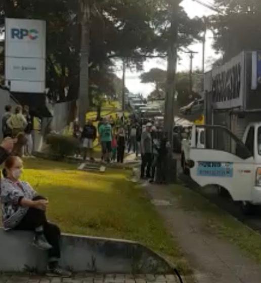 Bolsonaristas protestam em frente a Globo, em Curitiba