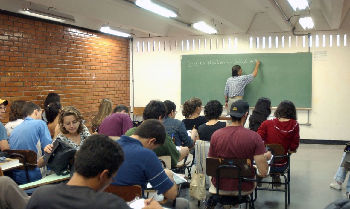 Projeto de lei quer reduzir em 30% mensalidade de universidades particulares do Paraná