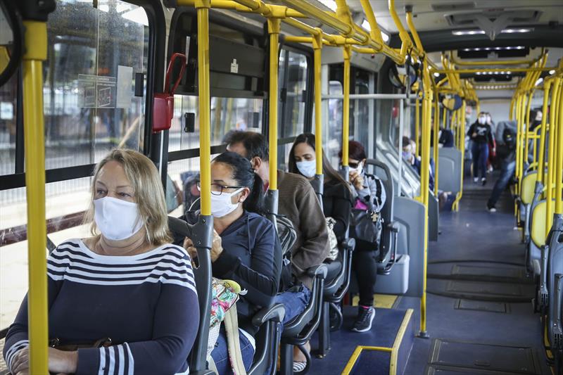 Ônibus em Curitiba terão lotação máxima de 50% e uso obrigatório de máscara, diz Urbs