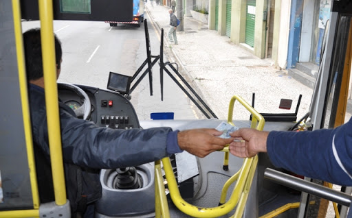 Com movimento reduzido, motoristas e cobradores de ônibus recebem 50% do salário