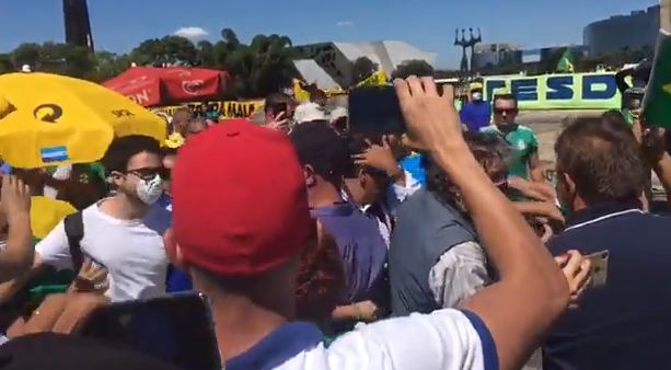 Manifestantes pró-Bolsonaro agridem e ameaçam jornalistas em ato no Planalto