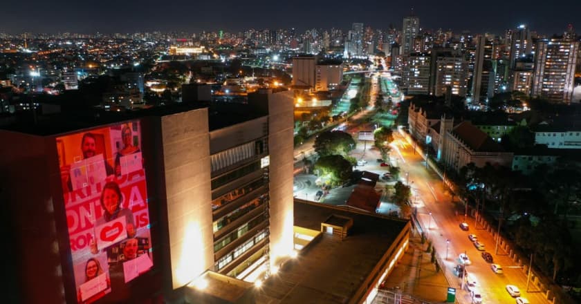 Projeção em hospital de Curitiba homenageia profissionais da saúde