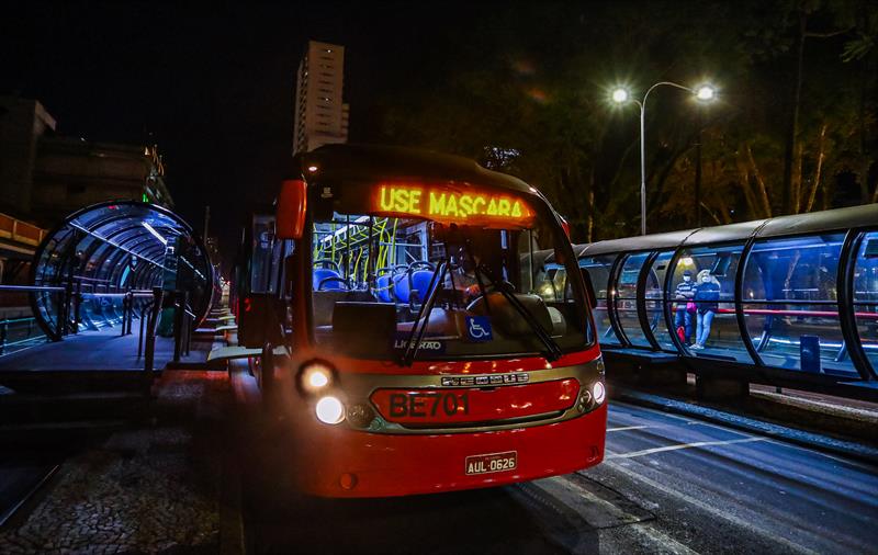 Curitiba irá operar com 80% da frota de ônibus após reabertura de shoppings