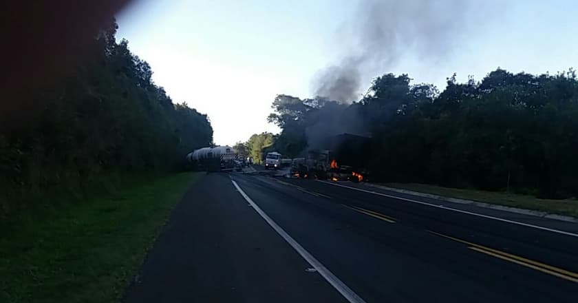 Acidente com cinco veículos fere três pessoas e fecha trecho da BR-376 no Paraná