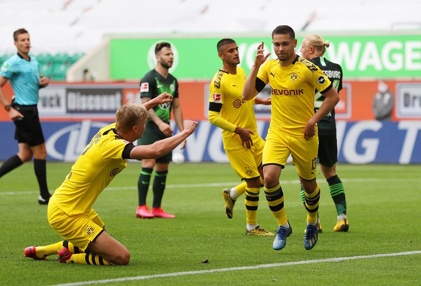Borussia Dortmund vence Wolfsburg e pressiona Bayern de Munique