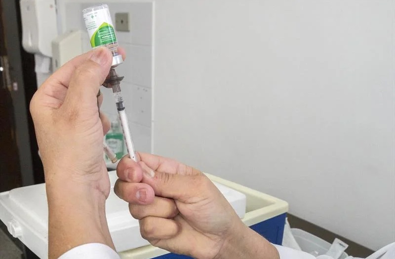 Apenas 75% do público-alvo recebeu vacina contra a gripe no PR