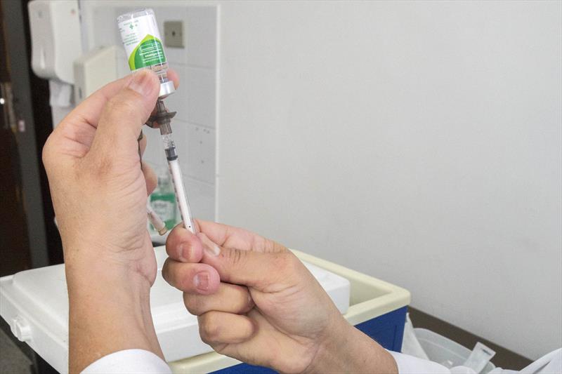 Vacinação contra gripe em Curitiba começa terceira fase nesta segunda; Veja o público-alvo