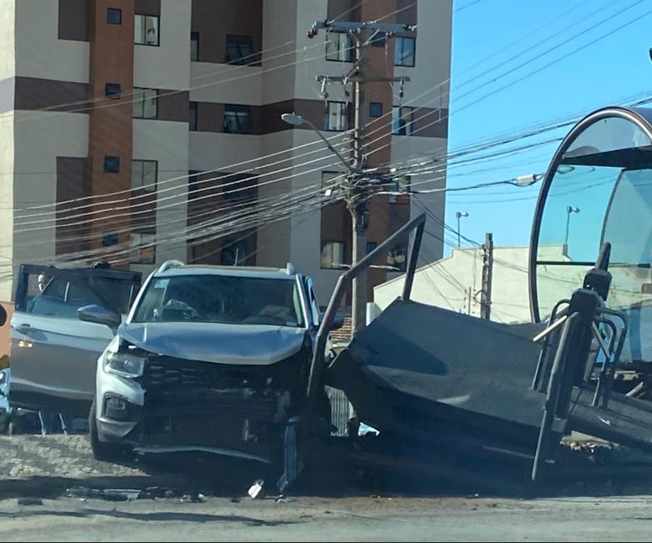 Motorista gera acidente e destrói parte de estação-tubo em Curitiba