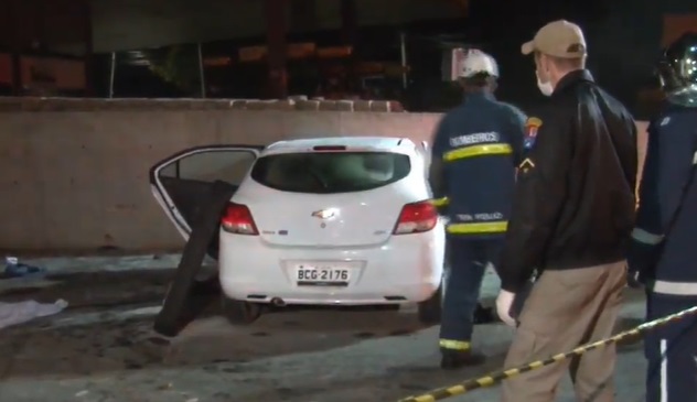 Carro pega fogo após bater contra muro na Rodovia da Uva: uma pessoa morreu