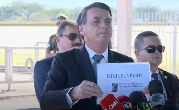 Bolsonaro manda jornalista calar a boca e diz que não interfere na PF