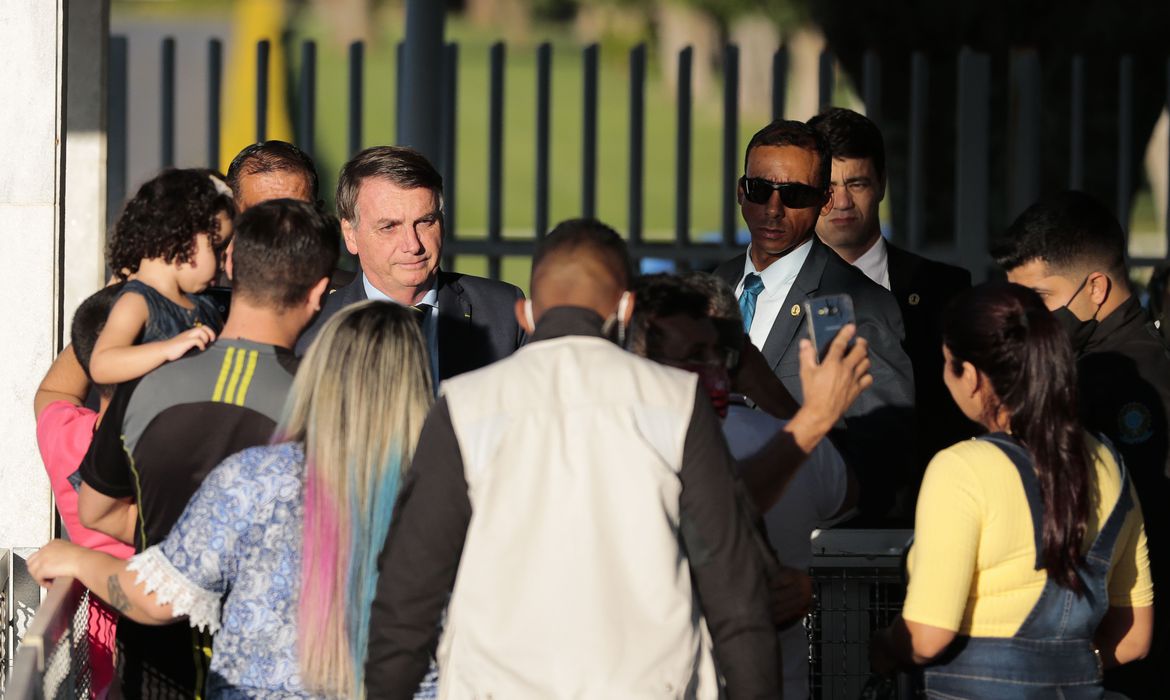 Bolsonaro fala em infiltrado e diz que agressão a jornalistas deve ser punida