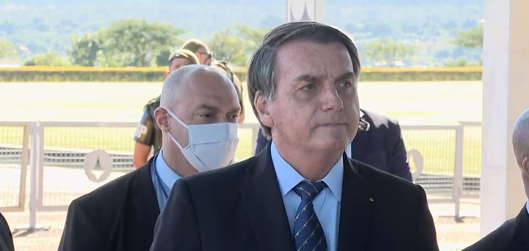 Bolsonaro se irrita em discurso: Estou com as armas da democracia em minhas mãos