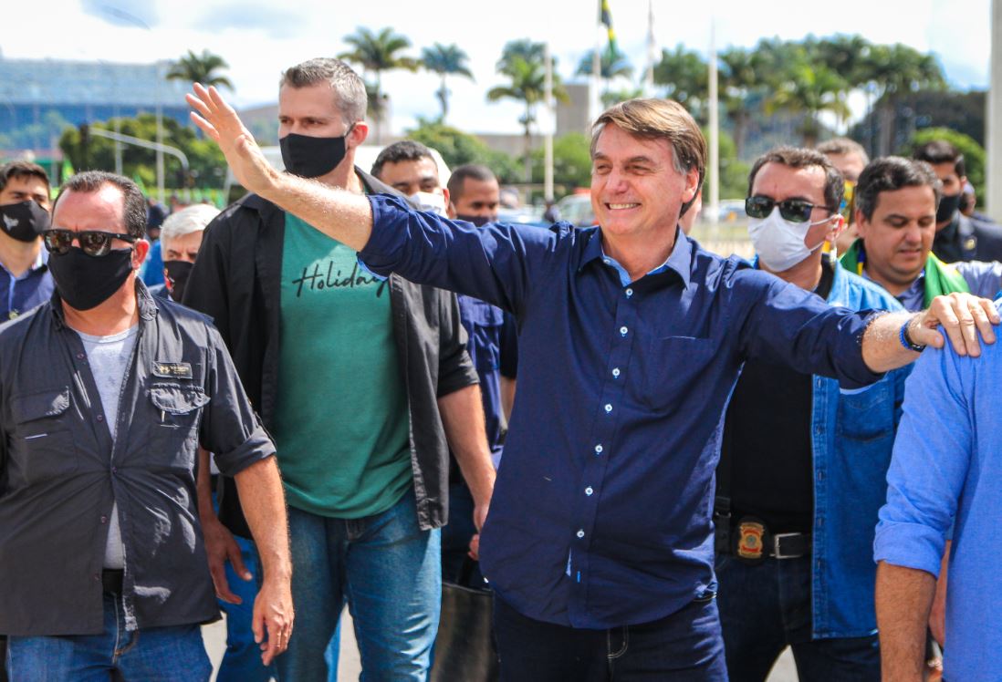 Bolsonaro rebate STF, descumpre regra da pandemia e participa de aglomeração com faixas contra Congresso e Judiciário