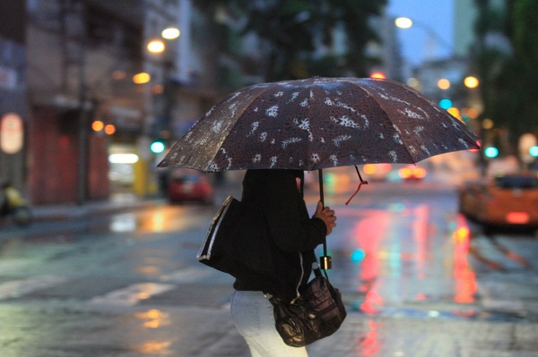 Chove em Curitiba e temperaturas devem cair em todo o Paraná; Confira a previsão