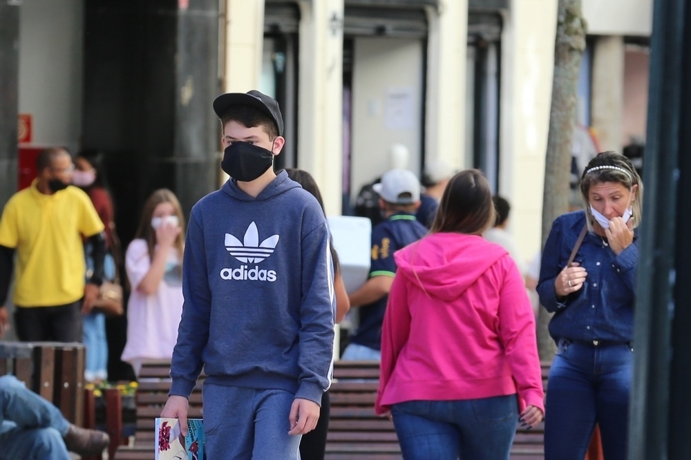 Movimentacao de pessoas usando mascaras para prevencao do Coronavirus no centro de Curitiba nesta segunda-feira(18). Curitiba - 18/05/2020 - Foto: Geraldo Bubniak/AGB
