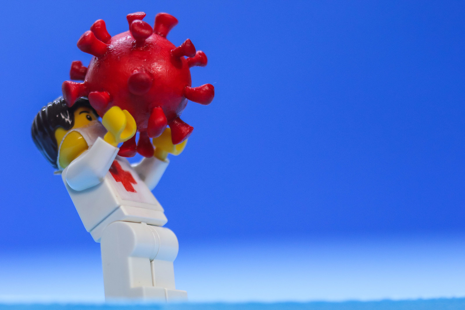 SOROCABA, SP - 11.05.2020: ILUSTRAÇÃO COVID 19 COM LEGO - Foto ilustrativa da COVID-19 (novo coronavírus) com médico/enfermeiro de máscara cirúrgica segurando vírus , feito com brinquedo Lego. (Foto: Cadu Rolim /Fotoarena/Folhapress) ORG XMIT: 1912709