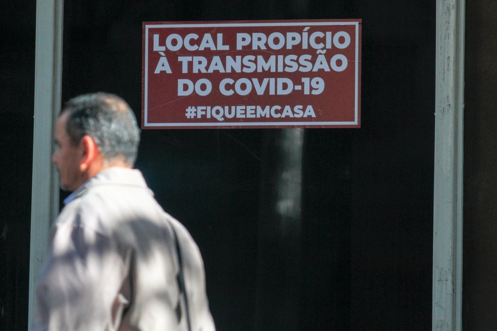 Geraldo Bubniak/AGB

Movimentação no centro de Curitiba, cartaz Coronavirus