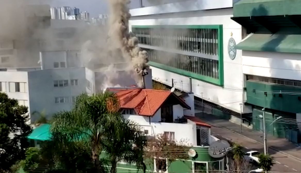 Incêndio atinge bar em frente ao Couto Pereira e assusta moradores; VÍDEO