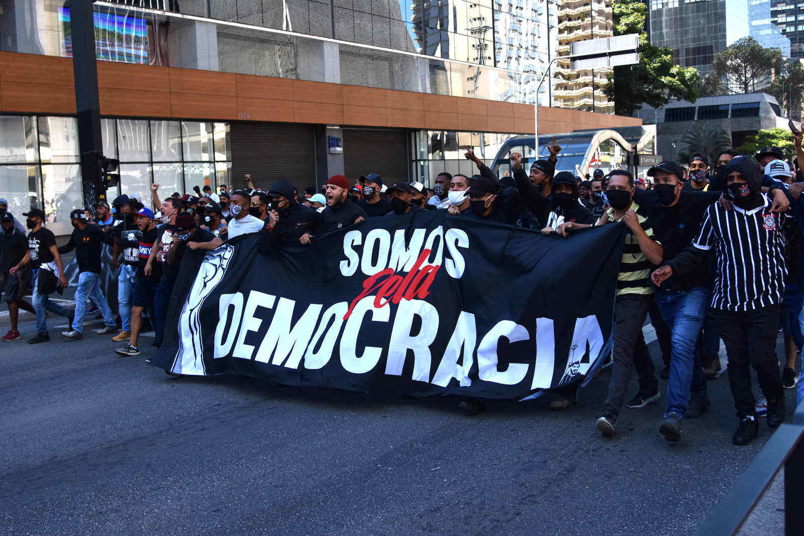 Torcidas do Corinthians, São Paulo e Palmeiras fazem ato pela democracia; vídeos