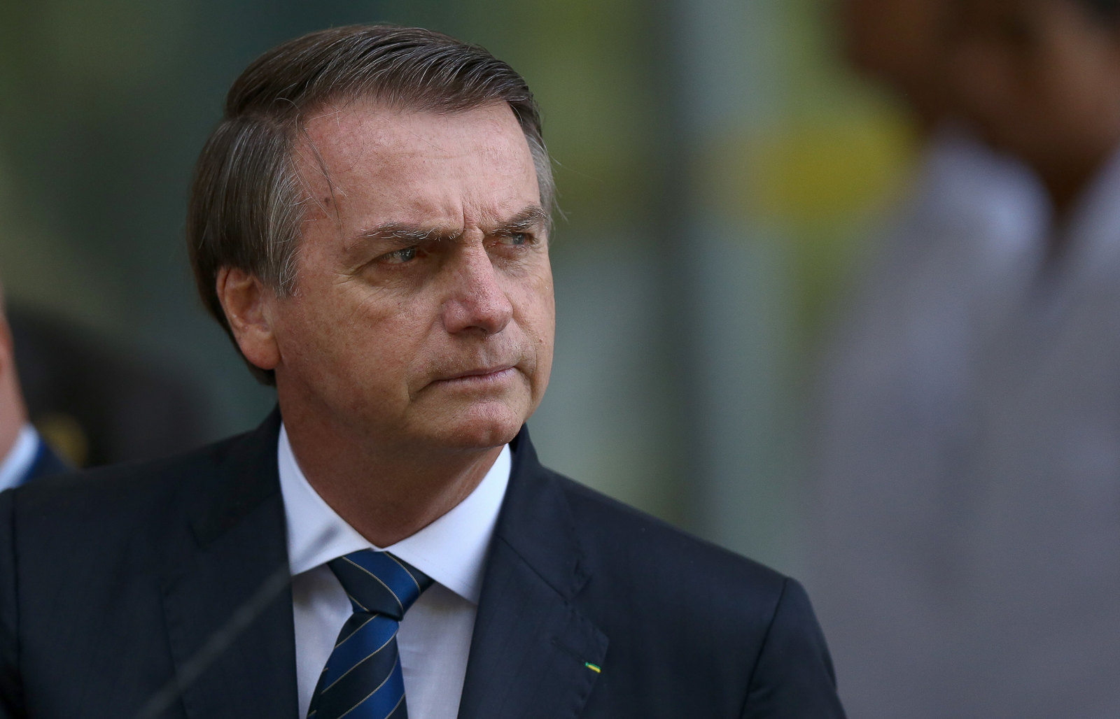 Bolsonaro anuncia desistência de Renda Brasil e ameaça cartão vermelho na equipe
