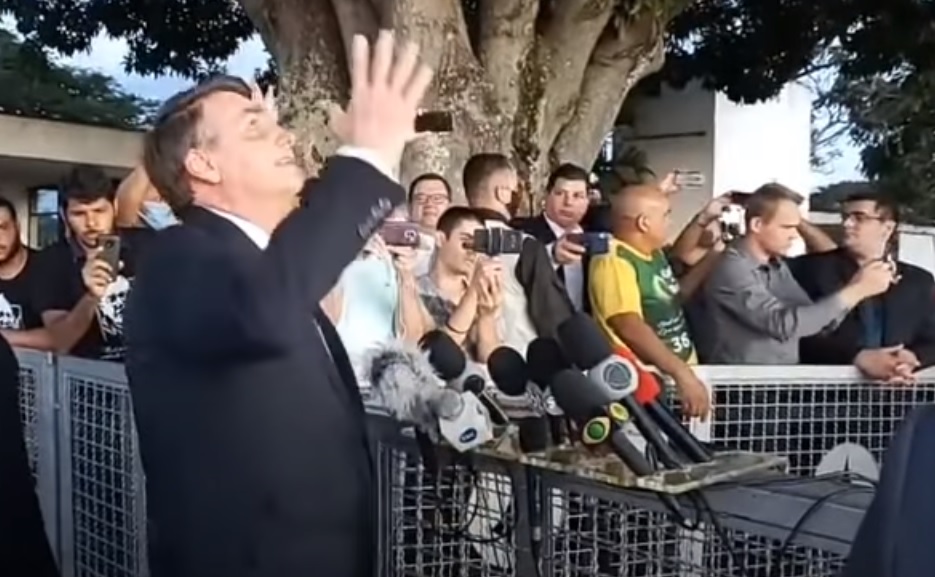 Bolsonaro tem três dias para entregar ao STF gravação de reunião citada por Moro